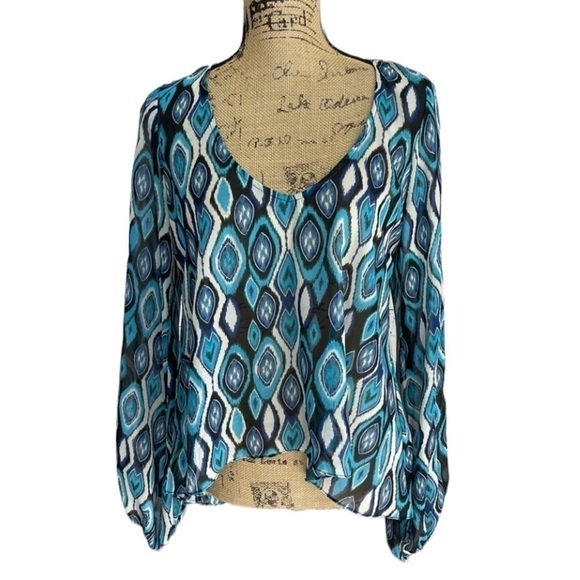 Show Me Your MuMu High Low Ikat Print Keyhole Back Blouse Blue and White - Picture 2 of 11